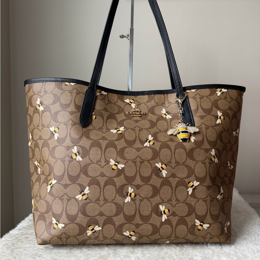 Coach City Tote bag In khaki With Bee Print and bee charm